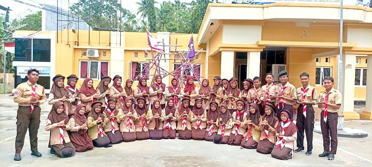 Siswa SMK Bina Mandiri Boalemo mengikuti kegiatan Penerimaan Tamu Ambalan Pramuka, Rabu (17/9/2025).