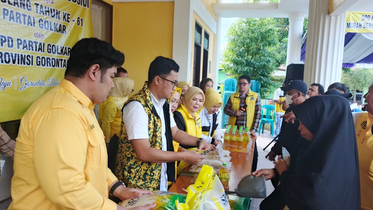 Ketua DPD Golkar Provinsi Gorontalo, Saat Berada di pasar Murah Subsidi HUT Partai Golkar Ke 61