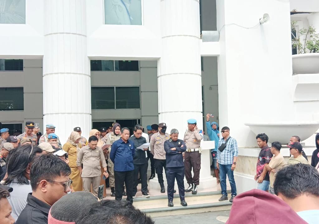 ‎DPRD Gorontalo Janji Gelar RDP, Aliansi Barbar Desak Keadilan untuk Karyawan PT Tjakrindo Mas
‎