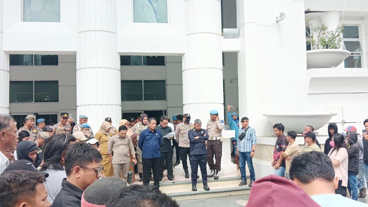 DPRD Gorontalo, terima masa aksi aliansi barbar Desak Keadilan Karyawan PT Tjakrindo Mas