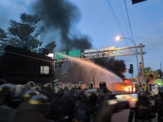 Ricuh Aksi Mahasiswa di Gorontalo, Polisi Tembakkan Gas Air Mata dan Memukul Mundur Massa di Simpang Lima Talaga
‎