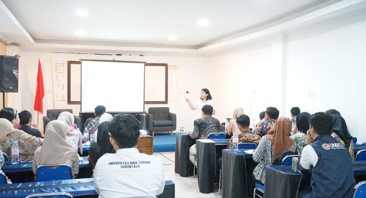 Founder KOMETA, Nike Sartika, pada kegiatan Career Bootcamp Batch Yang di selenggarakan UNBITA Gorontalo. ( Foto: Hms)