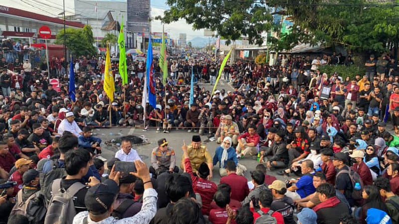 Ketua DPRD Provinsi Gorontalo, Thomas Mopili Hadirkan Gubernur dan Kapolda di Tengah Aksi Mahasiswa di Bundaran Saronde Kota Gorontalo ( Foto: Abdi)