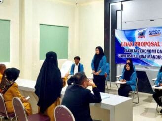 ‎7 Mahasiswa FEB UBM Gorontalo Jalani Ujian Proposal Skripsi, Rektor Tekankan Penguasaan Metodologi Penelitian