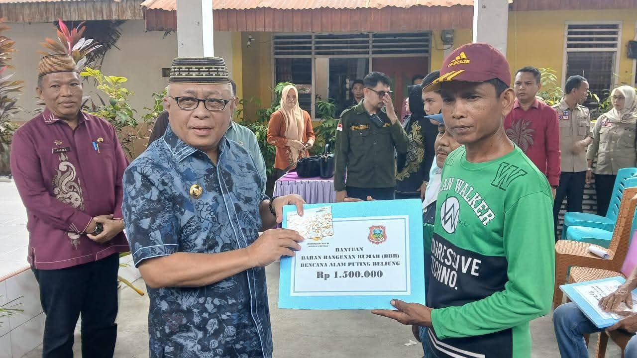 Bupati Gorontalo, Sopyan Puji, saat menyalurkan bantuan kepada 96 Kepala Keluarga (KK) yang menjadi korban bencana angin puting beliung di lima kecamatan