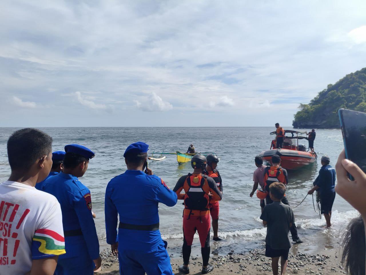 Proses Evakuasi oleh Tim SAR Gorontalo.