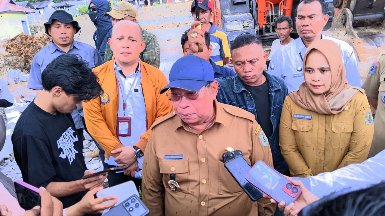 Walikota Gorontalo, Adhan Dambea saat Berkunjung Di Proyek Pembangunan Kampung Nelayan