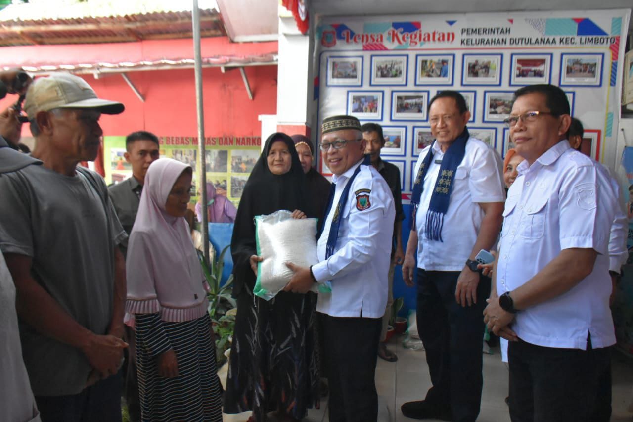 Bupati Gorontalo, Sofyan Puhi, bersama Gubernur Gorontalo, Gusnar Ismail, menyalurkan langsung bantuan beras di Kelurahan Dutulanaa dan Hepuhulawa,