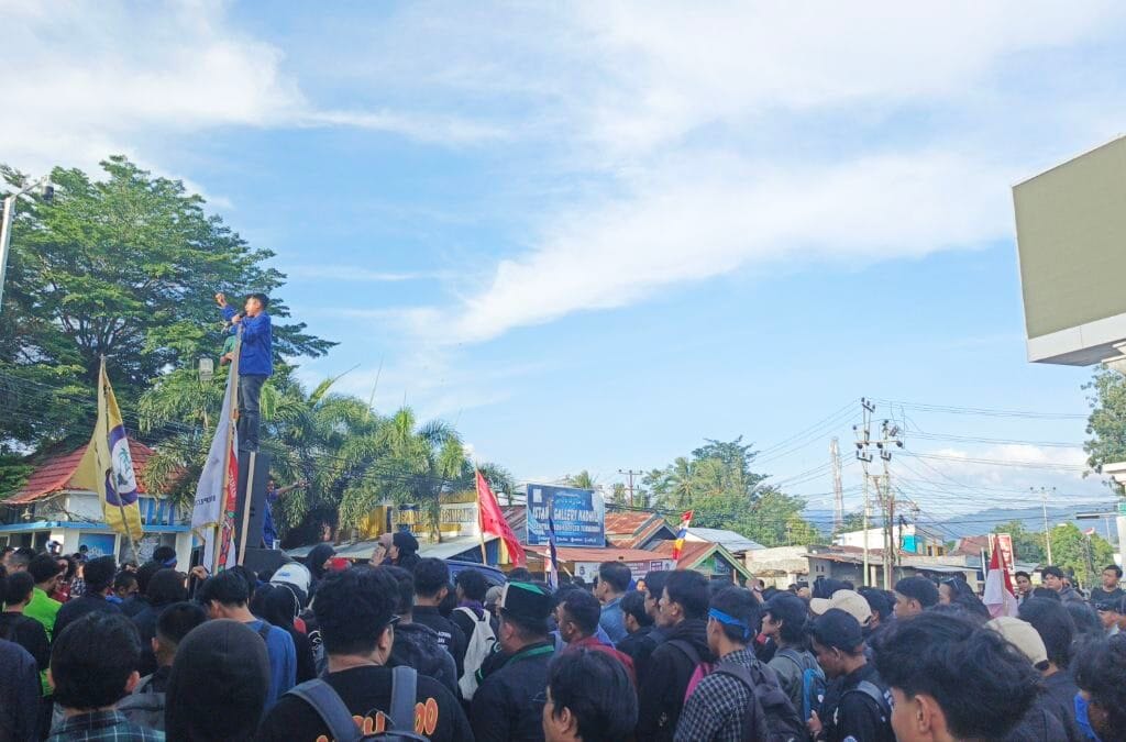 Mahasiswa Gorontalo Duduki Simpang Lima, Protes Kenaikan Gaji DPR, Akses Menuju  Kota  Gorontalo Macet Total