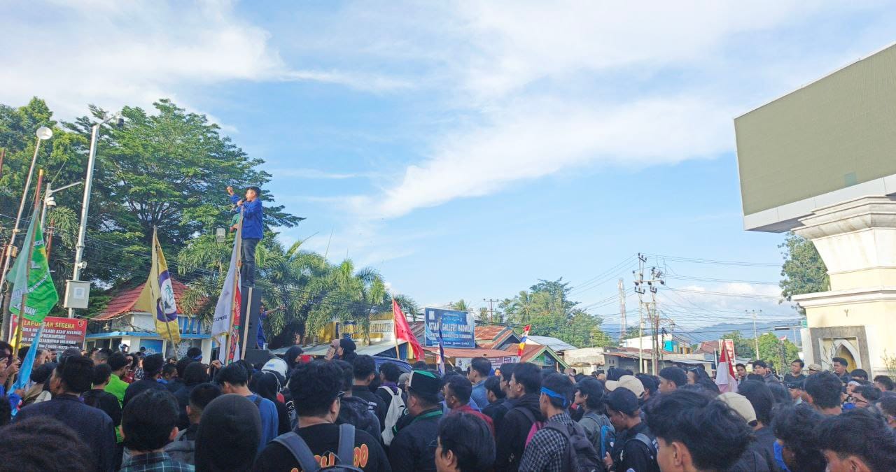 Mahasiswa Gabungan, Masa Aksi Padati simpang Lima Telaga (Foto: Hadi)