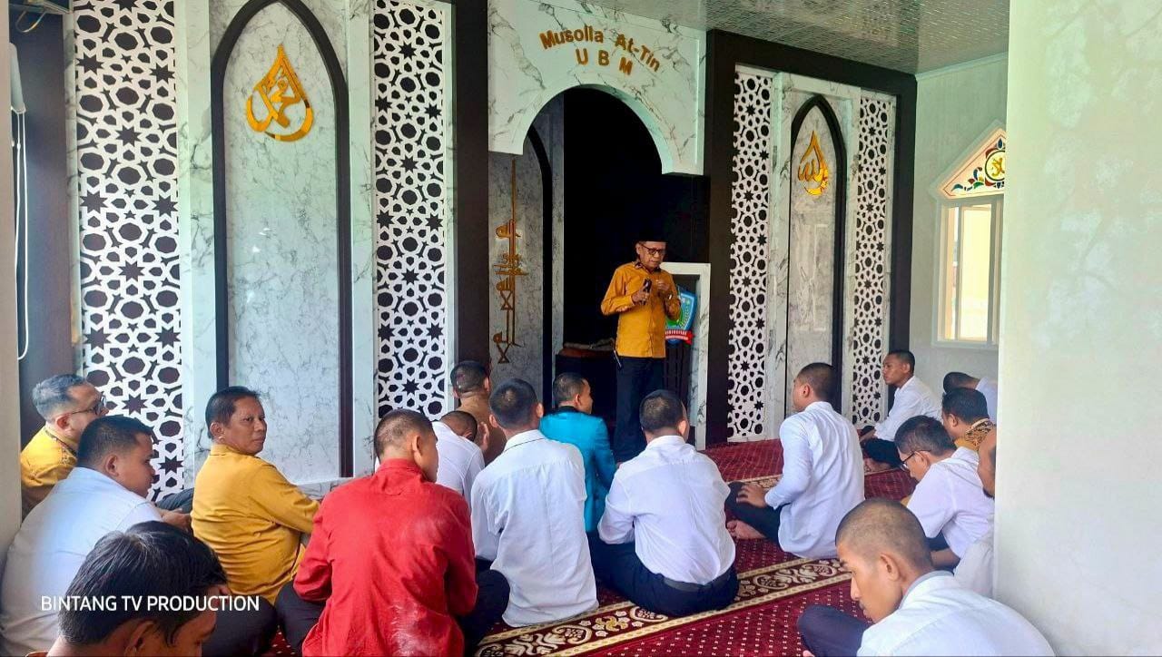 UBM Gorontalo mengikuti Kuliah Tujuh Menit (Kultum) rutin ba’da salat Dzuhur berjamaah di Musholla At-Tin, Selasa (2/9/2025).
