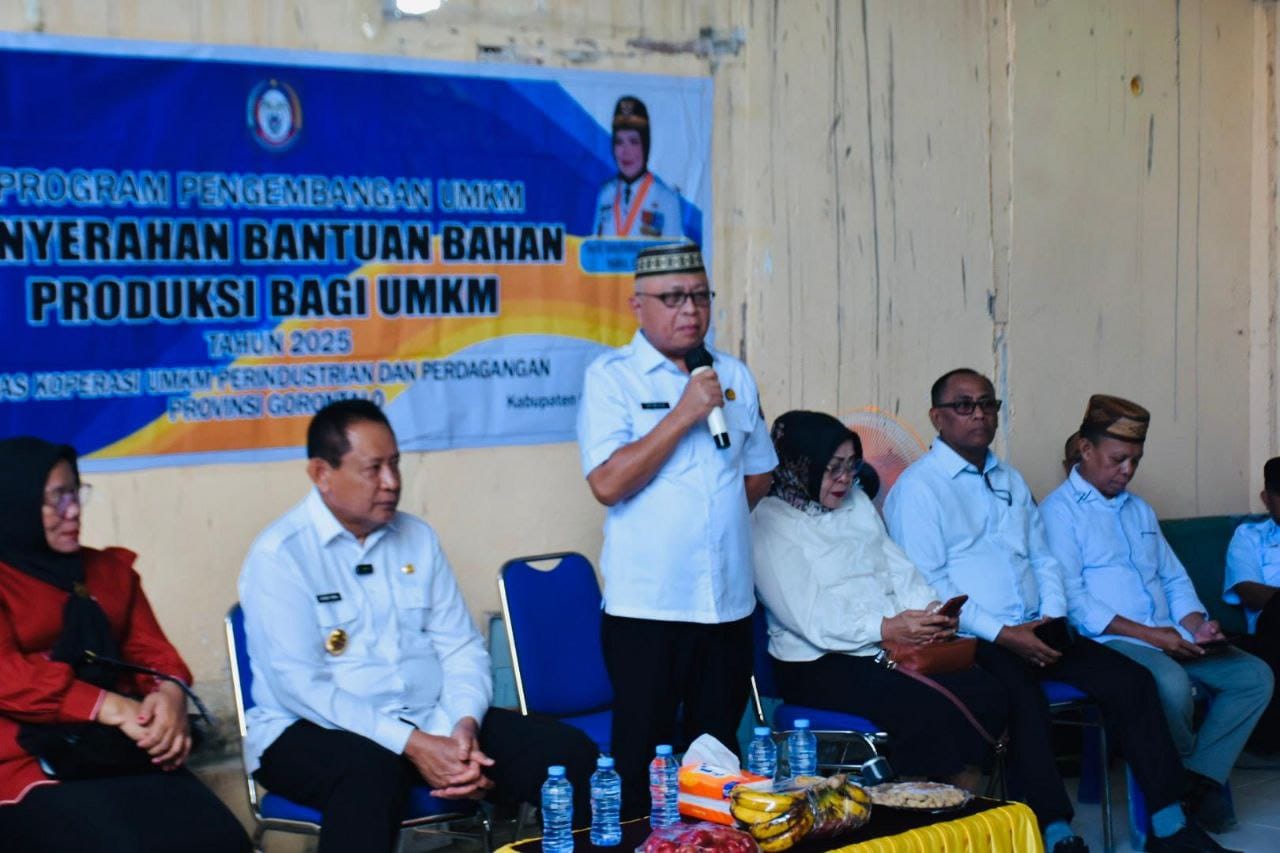 Gubernur Gorontalo, Gusnar Ismail, bersama Bupati Gorontalo, Sofyan Puhi. pada Penyerahan bantuan UMKM