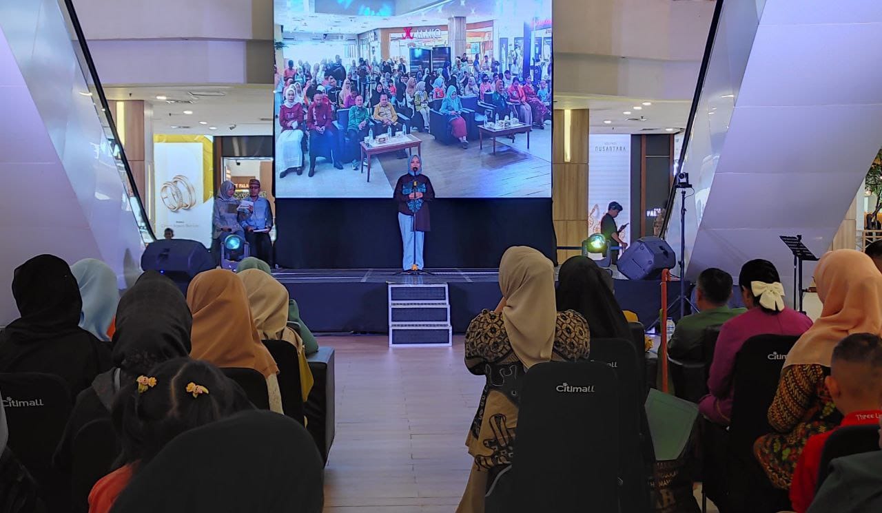 Wakil Gubernur Gorontalo, Idah Syahidah penari pada pembukaan Storytelling Competition Pariwisata Gorontalo yang digelar di Citimall Gorontalo, Minggu (28/9/2025).