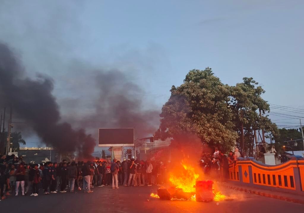 Masa Aksi melakukan Pembakaran Road Barier nampak kobaran api membumbung tinggi (Foto Hadi)