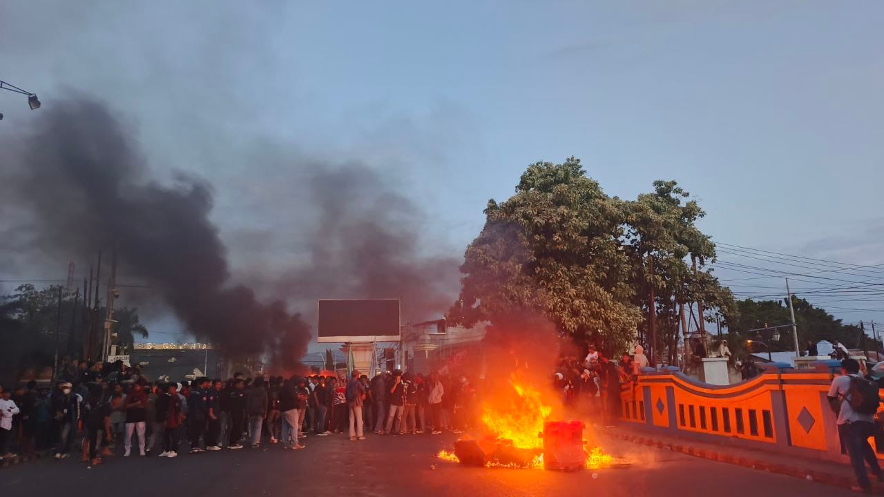 Masa Aksi melakukan Pembakaran Road Barier nampak kobaran api membumbung tinggi (Foto Hadi)