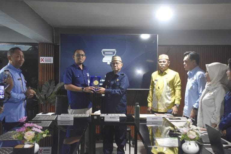 Pemerintah Kabupaten Bone Bolango bersama BPJS Kesehatan Kantor Cabang Gorontalo menandatangani Addendum Nota Kesepakatan dan Rencana Kerja tentang Optimalisasi Program Jaminan Kesehatan Nasional ( Foto: Hms)
