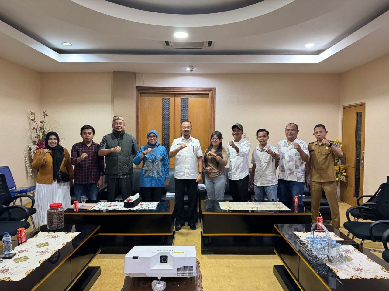Ketua DPRD Provinsi Gorontalo, Thomas Mopili, usai menerima audiensi masyarakat yang tergabung dalam Aliansi Pinogu Merdeka di Ruang Rapat Ketua DPRD, Senin (29/9/2025).