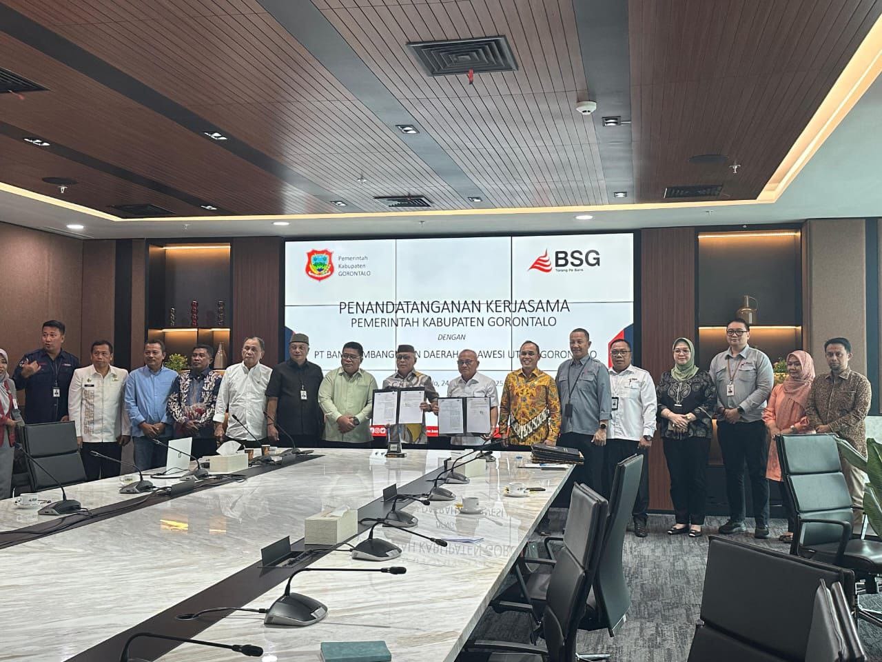 Pemkab Gorontalo dan Bank SulutGo melakukan MoUDigitalisasi Keuangan dan Kemitraan Peternakan ( Foto: Hms)