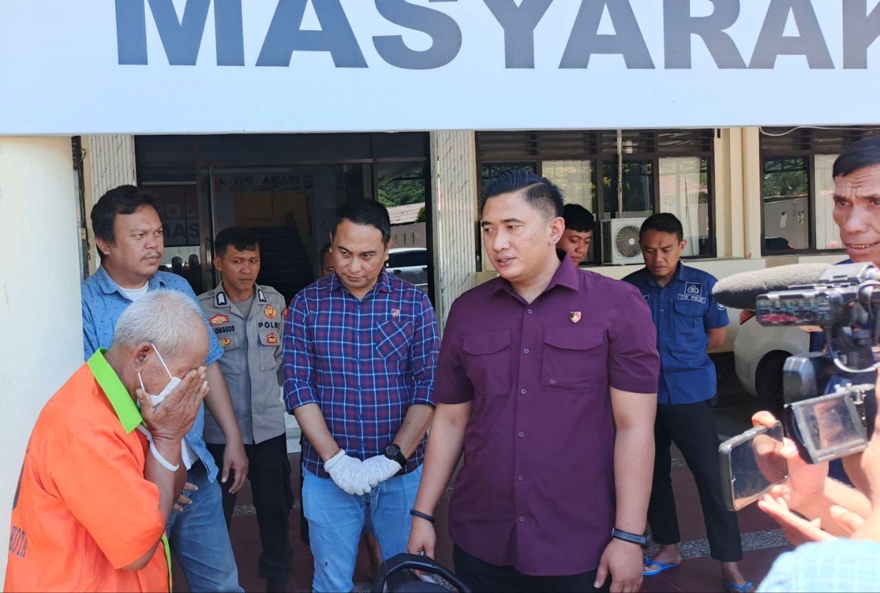 HB (60) Pelaku Pencurian Kendaraan menangis didepan kasat reskrim usai konfrens pers di Polresta Gorontalo Kota (10/9/2025)