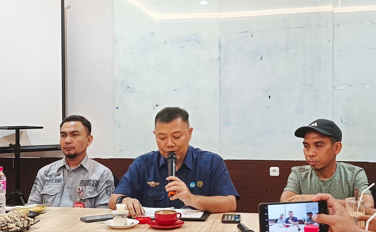 Kepala Bandara Djalaludin Gorontalo, Joko Harjani dalam konferensi pers di Cafe Handaleya, Limboto, Minggu (21/9/2025).