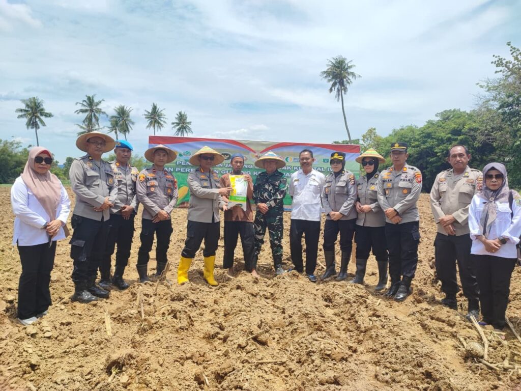 ‎Kapolresta Gorontalo Kota, Kombes Pol. Suryono, S.H., S.I.K., M.H., memimpin langsung di lahan milik Udin, Warga Jalan Tanggul, Kelurahan Tomulabutao, Kecamatan Dungingi, Kota Gorontalo. (f.Humas - Polres Gorontalo Kota)