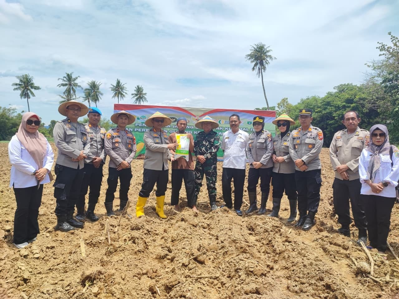 ‎Kapolresta Gorontalo Kota, Kombes Pol. Suryono, S.H., S.I.K., M.H., memimpin langsung di lahan milik Udin, Warga Jalan Tanggul, Kelurahan Tomulabutao, Kecamatan Dungingi, Kota Gorontalo. (f.Humas - Polres Gorontalo Kota)