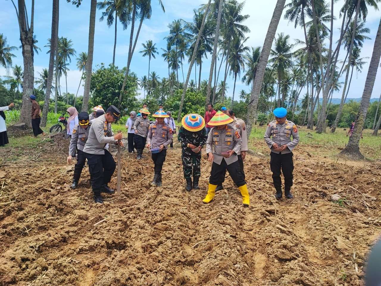 ‎Kapolresta Gorontalo Kota, Kombes Pol. Suryono, S.H., S.I.K., M.H., memimpin langsung di lahan milik Udin, Warga Jalan Tanggul, Kelurahan Tomulabutao, Kecamatan Dungingi, Kota Gorontalo. (f.Humas - Polres Gorontalo Kota)