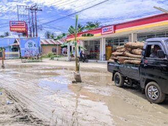 ‎Kesal Tak Kunjung Diperbaiki, Warga Hulawa Tanam Pohon Pisang di Tengah Jalan Rusak