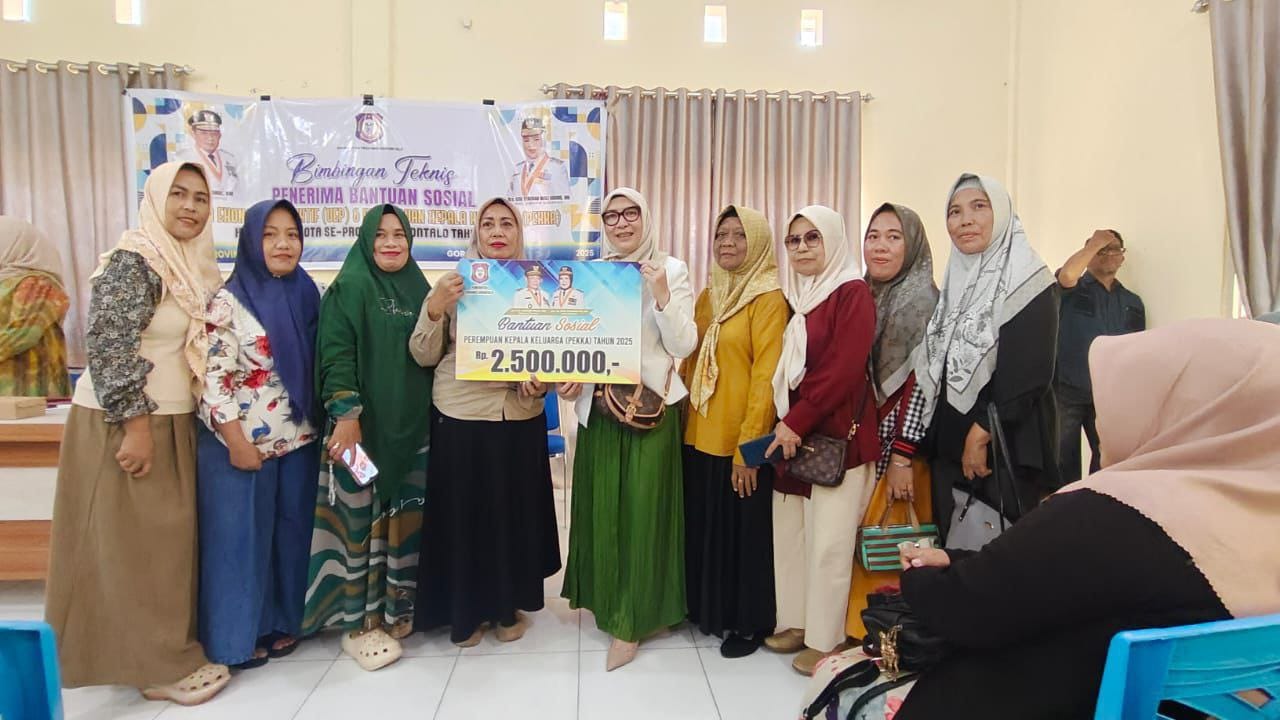 Anggotanya DPRD Provinsi Gorontalo, dr. Sri Darsianti Tuna Berikan Bantuan UEP dan PEKKA