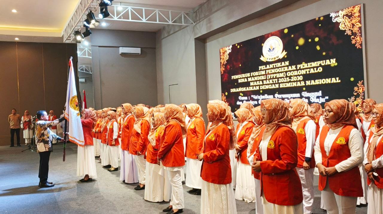 Penyerahan Pataka FPPBM Gorontalo, oleh Ketua YBMG kepada Ketua FPPBM Gorontalo pada Pelantikan Pengurus dan Anggota.