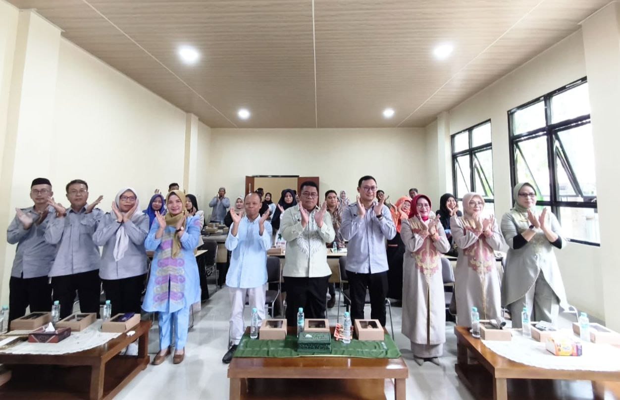 Sekretaris Daerah Kabupaten Gorontalo, Sugondo Makmur, membuka secara resmi kegiatan Pelatihan Bisnis dan Kewirausahaan