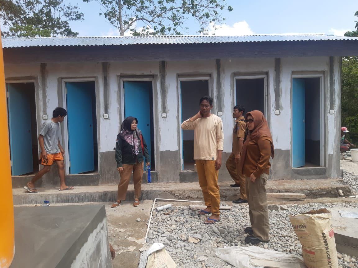Anggota DPRD Provinsi Gorontalo dari (Dapil) III Espin Tulie, meninjau langsung progres pembangunan MCK di Kelurahan Bongohulawa