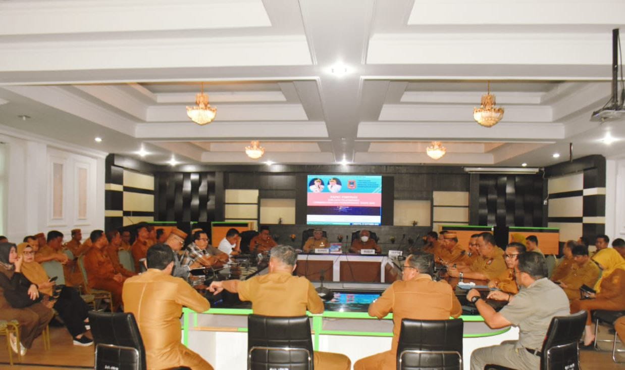 Rapat Pimpinan (Rapim) yang dipimpin langsung Bupati Gorontalo, Sofyan Puhi, di Ruang Dulohupa, Kantor Bupati Gorontalo, Senin (20/10).