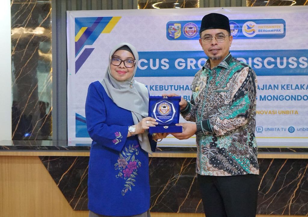 Bupati Bolaang Mongondow Utara, Dr. Sirajudin Lasena, S.E., M.Ec.Dev dan Rektor UNBITA Gorontalo, Dr. Ellys Rachman, M.Si