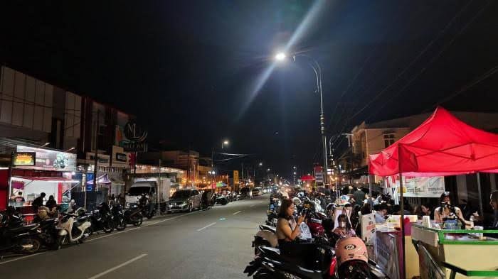Jalan Nani Wartabone Kota Gorontalo, Pada malam hari (Foto: Ist)