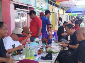 Bupati dan Wabup Gorontalo Santai Sarapan di Warung Kaki Lima, Ajak Warga Cintai Produk Lokal