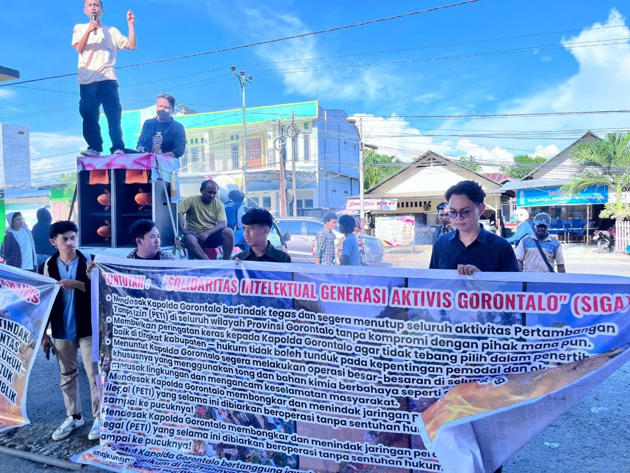 SIGA Gorontalo Saat menggelar unjuk rasa di Mapolda Gorontalo