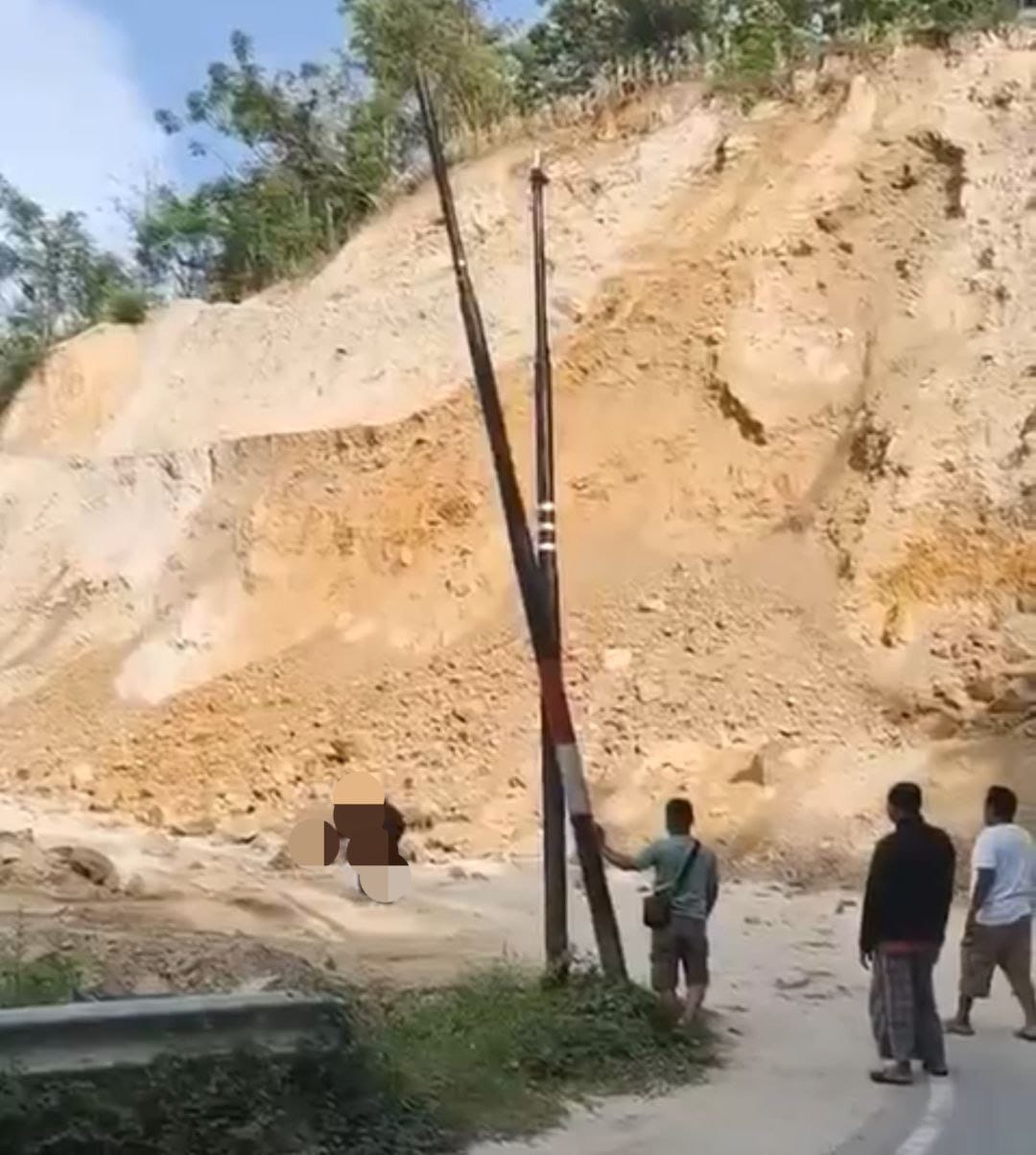 Longsor kembali melanda ruas Jalan Trans Sulawesi di Desa Oluhuta, Kecamatan Kabila Bone, Kabupaten Bone Bolango, Kamis (23/10/2025)