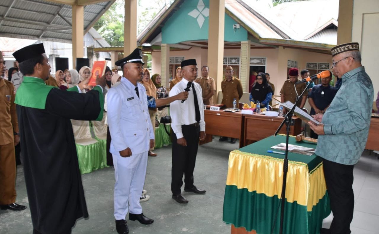 Bupati Sofyan saat melantik Kepala Desa Pengganti Antar Waktu (PAW) Desa Batuloreng, Kecamatan Bongomeme