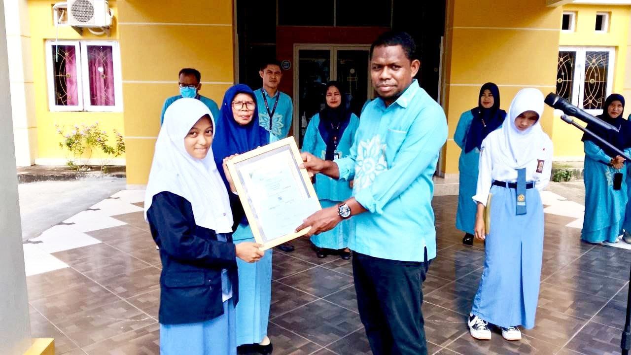 Pembina SMK Bina Mandiri Boalemo, Memberikan Penghargaankepada siswi berprestasi, Miftahul Jannah Lakoro