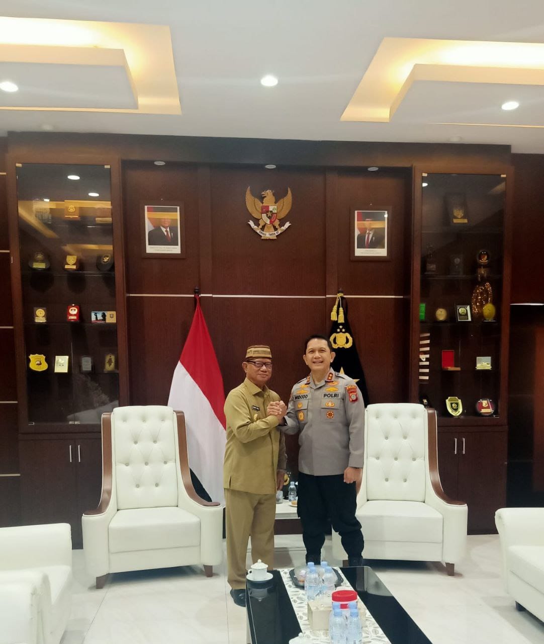Bupati Bone Bolango, Ismet Mile, melakukan kunjungan silaturahmi ke Kapolda Gorontalo Irjen Pol. Widodo dan Wakapolda Brigjen Pol. Simson Z. Ringu di Mapolda Gorontalo, Senin (20/10/2025). Foto: Istimewa
