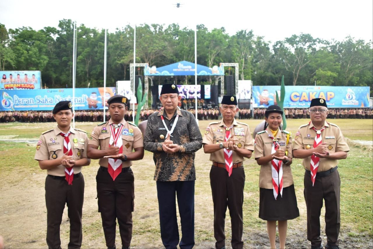 Gubernur Gorontalo Bersama Ketua Kwarda Pramuka Saat menutup Pelaksanaan Peran Saka Nasional 2025