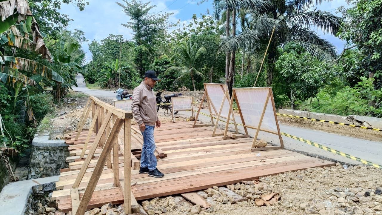 Anggota Komisi III DPRD Provinsi Gorontalo, Syarifuddin Bano, meninjau jembatan darurat di ruas Jalan Mulyonegoro–Karya Mukti, Kabupaten Gorontalo