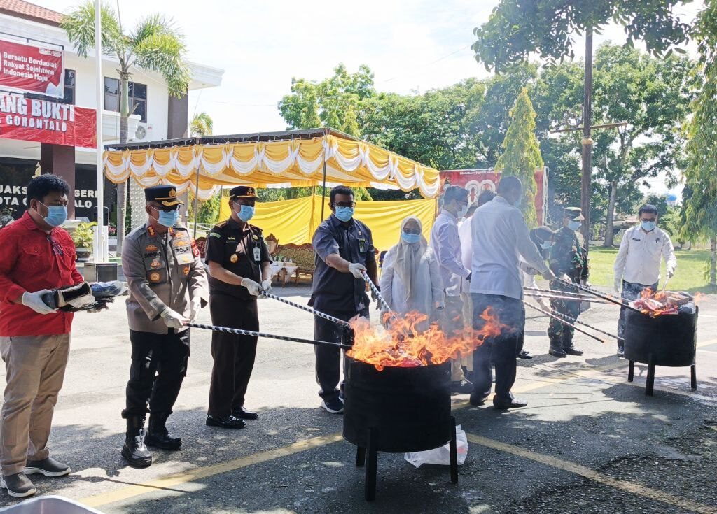 Kejari dan Kapolres Gorontalo Kota Bersama Instansi Terkait saat Pemusnahan barang bukti hasil perkara tindak pidana yang telah berkekuatan hukum tetap (inkrah), Rabu (12/11/2025).