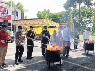 Kejari Kota Gorontalo Musnahkan Barang Bukti Narkotika dan Kosmetik Ilegal