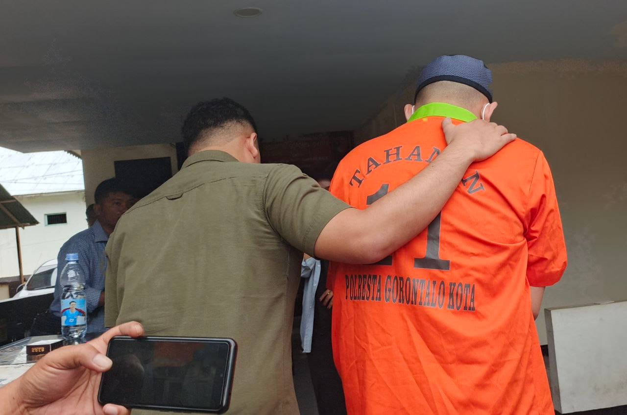 ADDB (30) Tersangka kasus Pencabulan Remaja 17 Tahun saat digiring polisi