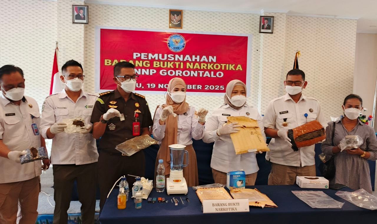 Konfensi Pers BNNP Gorontalo memusnahkan barang bukti narkotika hasil temuan sepanjang 2025.