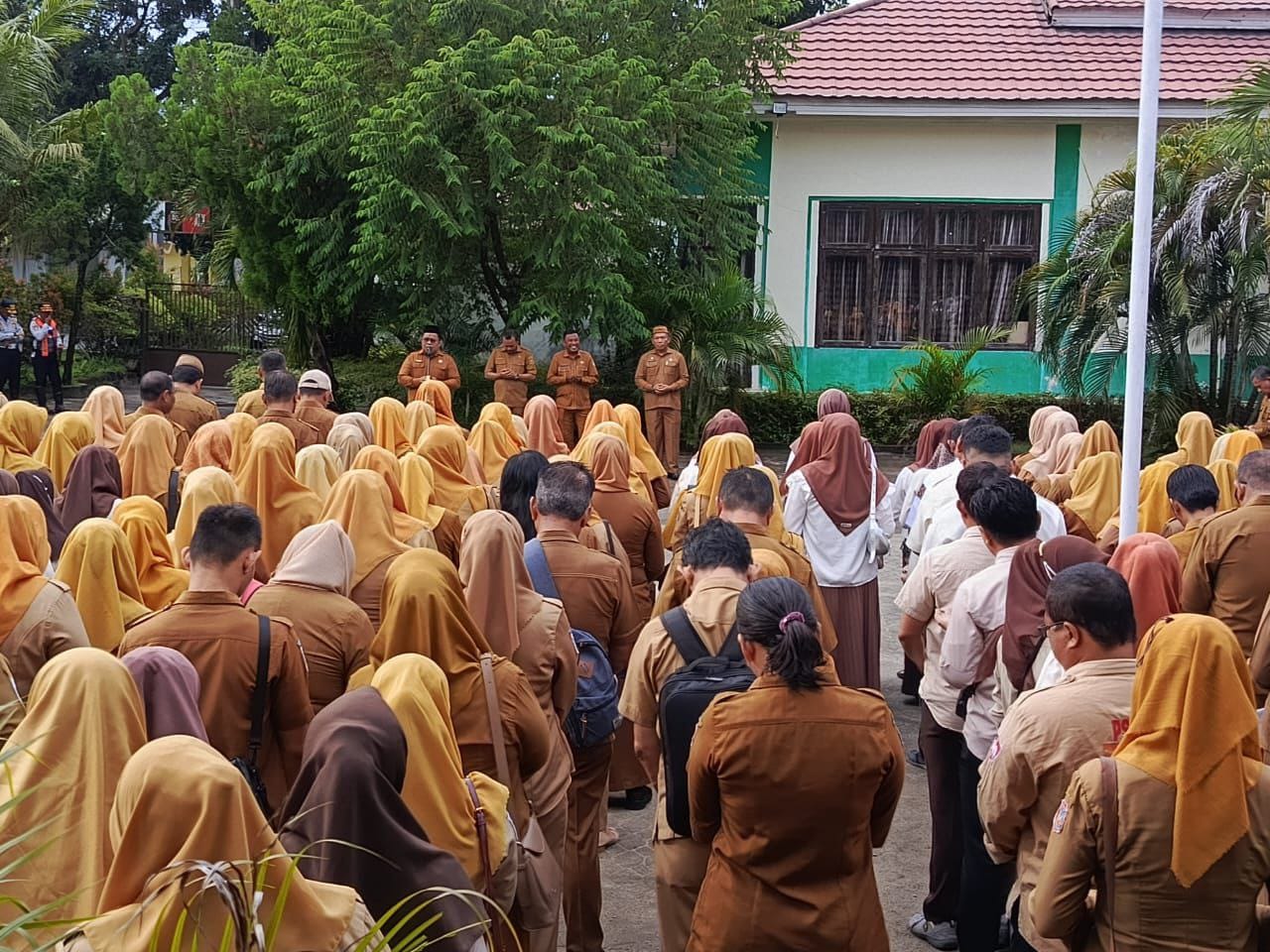 Sekretaris Daerah (Sekda) Kabupaten Gorontalo, Sugondo Makmur, memimpin Apel Pagi ASN Zona C
