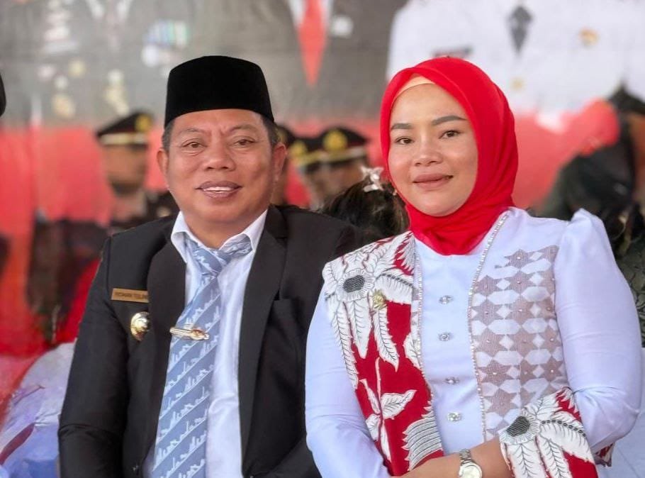 Wakil Bupati Bone Bolango, Risman Tolingguhu Bersama Istri