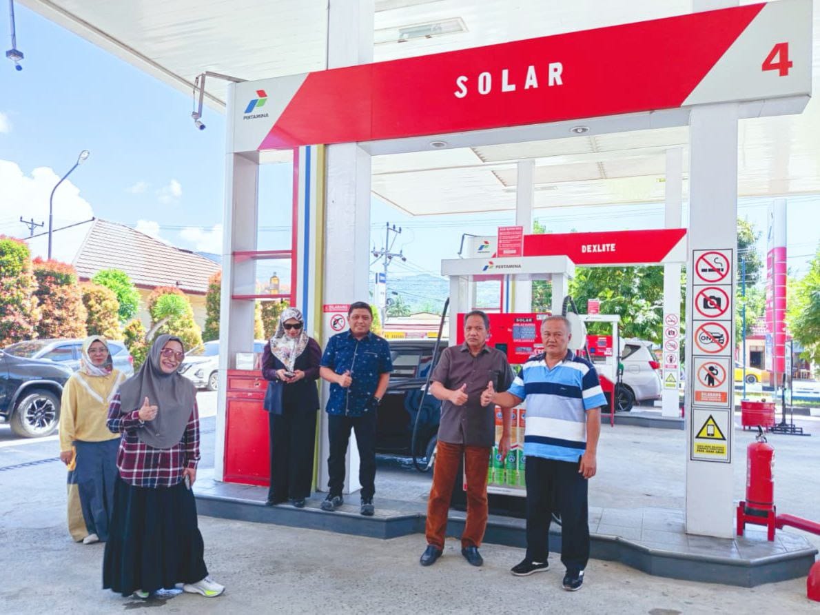 Komisi II DPRD Provinsi Gorontalo melakukan kunjungan kerja ke Stasiun Pengisian Bahan Bakar Umum (SPBU) Suwawa, Kabupaten Bone Bolango, pada Jumat (31/10/2025).